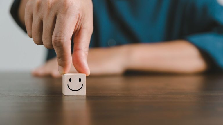 petit cube en bois avec un sourire