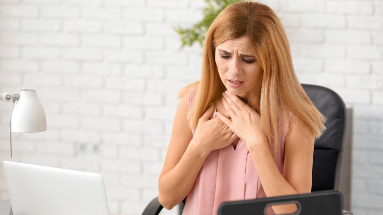 femme faisant une crise dangoisse