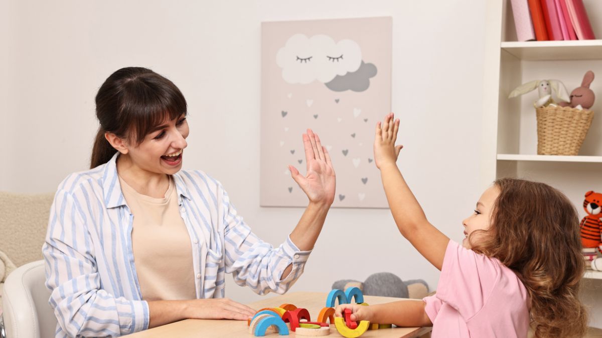 femme travaillant communication avec un enfant