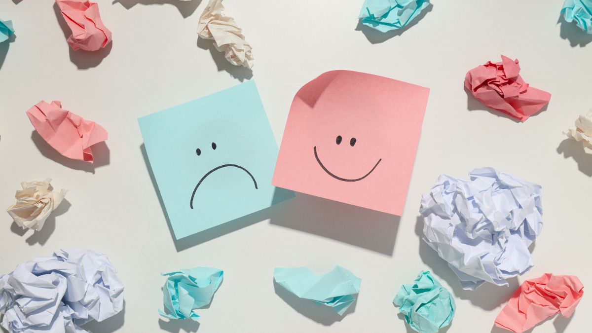 visages souriant et triste en dessin sur des post-it