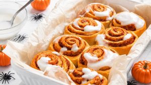 brioches roulees dans un plat et deco halloween