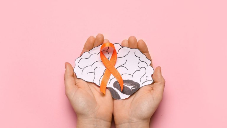 dessin de cerveau avec noeud orange sclerose en plaques