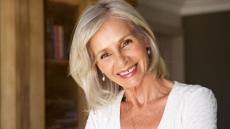 femme agee belle et souriante