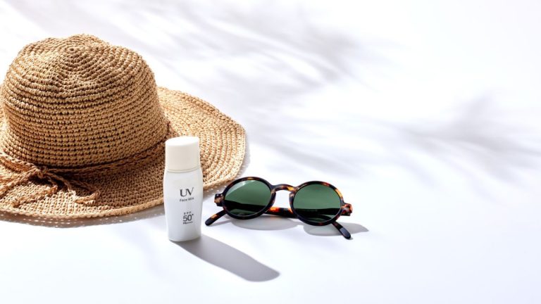 chapeau creme solaire et lunettes de soleil
