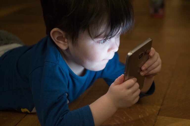 Les réseaux sociaux reprogramment-ils le cerveau des enfants ?