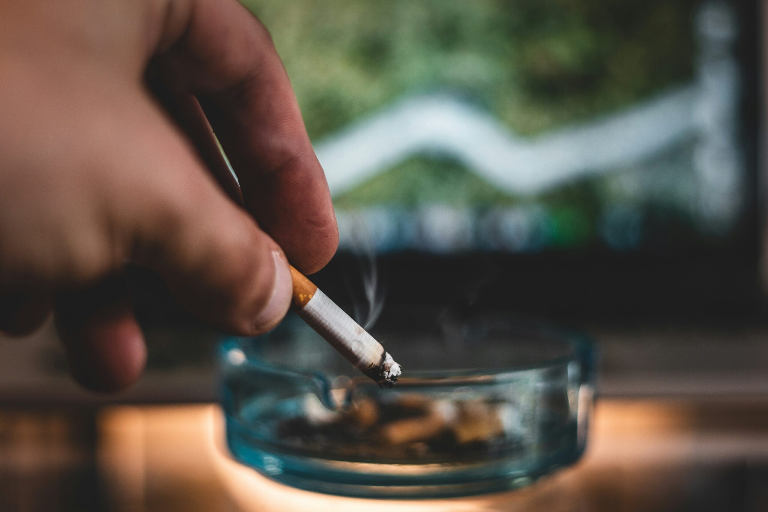 Un essai révèle que l'augmentation ou la modification du traitement pour arrêter de fumer aide les fumeurs persistants à arrêter