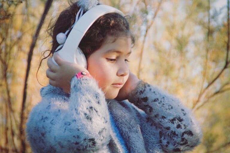 Écouteurs, bouchons d'oreilles et cache-oreilles antibruit : aident-ils vraiment les personnes neurodivergentes ?