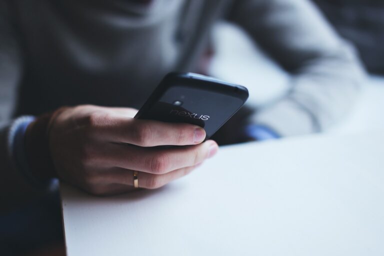 Une étude révèle que les rappels par SMS aident à améliorer la santé mentale des agents de santé