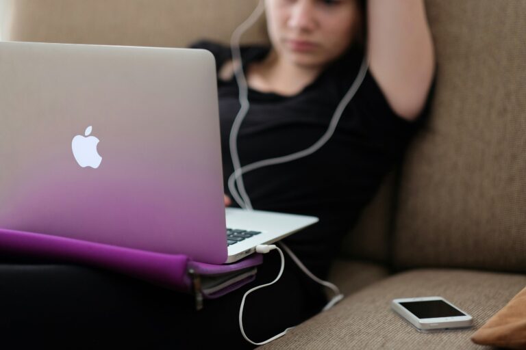 La dépendance à Internet affecte le comportement et le développement des adolescents, selon une étude