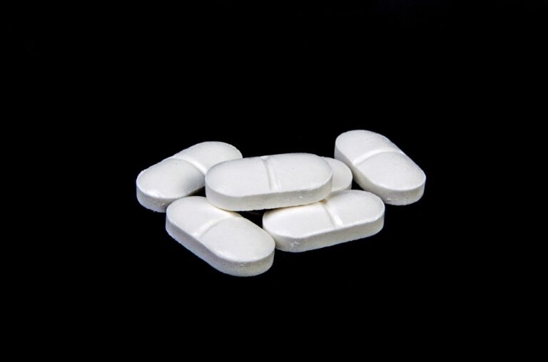 Une enquête montre que l’utilisation d’aspirine reste élevée chez les personnes âgées, malgré les risques