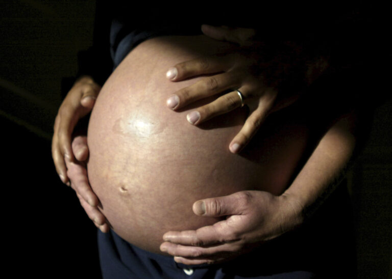 La prééclampsie peut être mortelle pour les femmes enceintes et les bébés. De nouveaux tests sanguins visent à déterminer les personnes à risque
