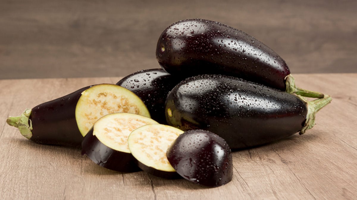 aubergines entieres et coupees