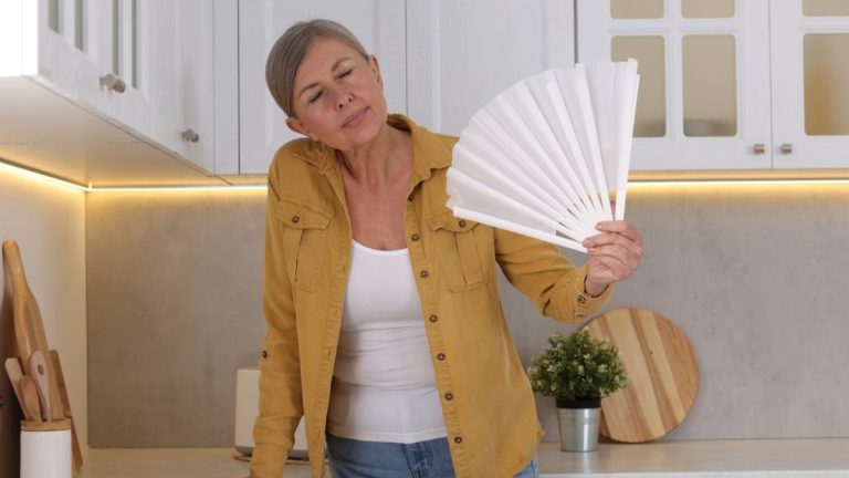 femme age mur avec eventail