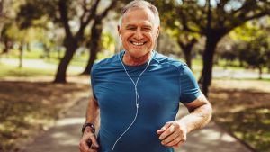 homme senior souriant faisant footing