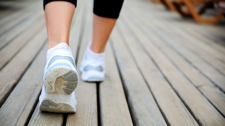personne qui marche en baskets