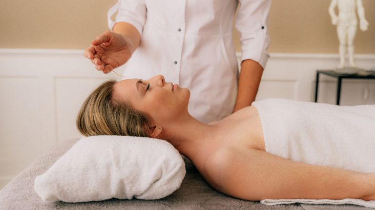 femme allongee traitee par acupuncture