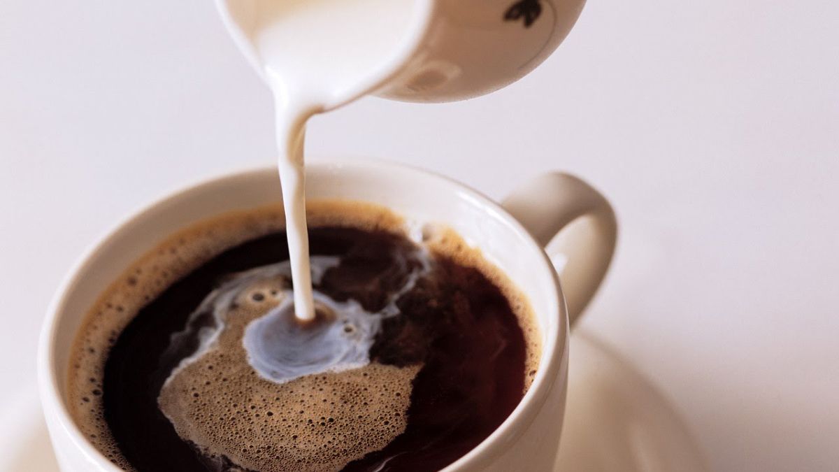 versement de lait dans tasse de cafe