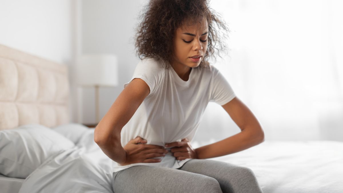 femme ayant douleurs au ventre
