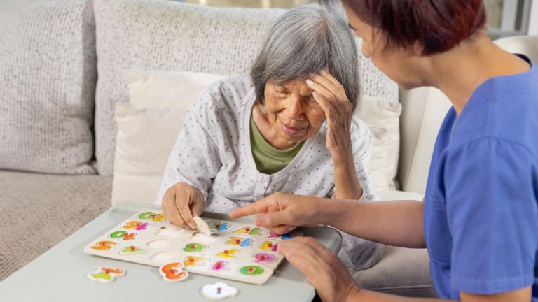 femme alzheimer fait exercices memoire