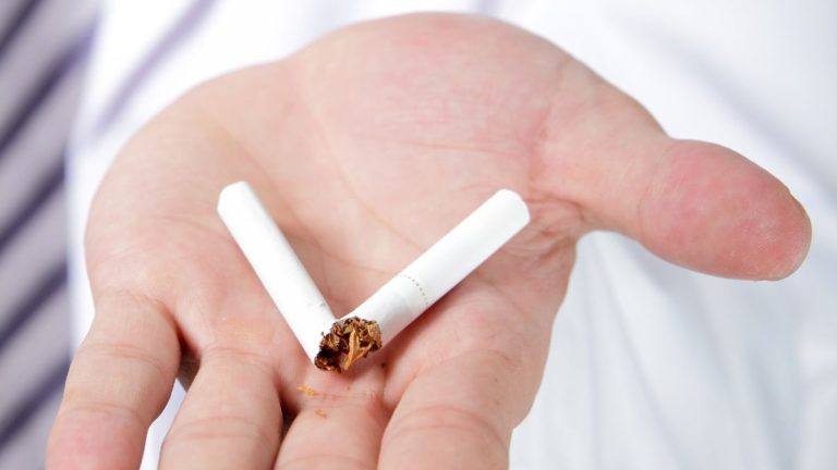 main montrant une cigarette cassee en deux