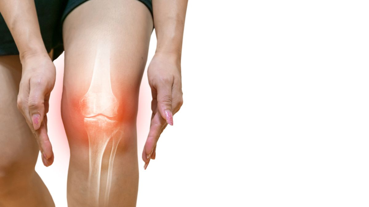 mains autour de genou avec arthrose os visible