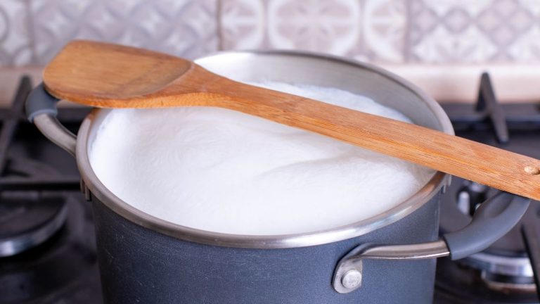 lait qui bout dans une casserole