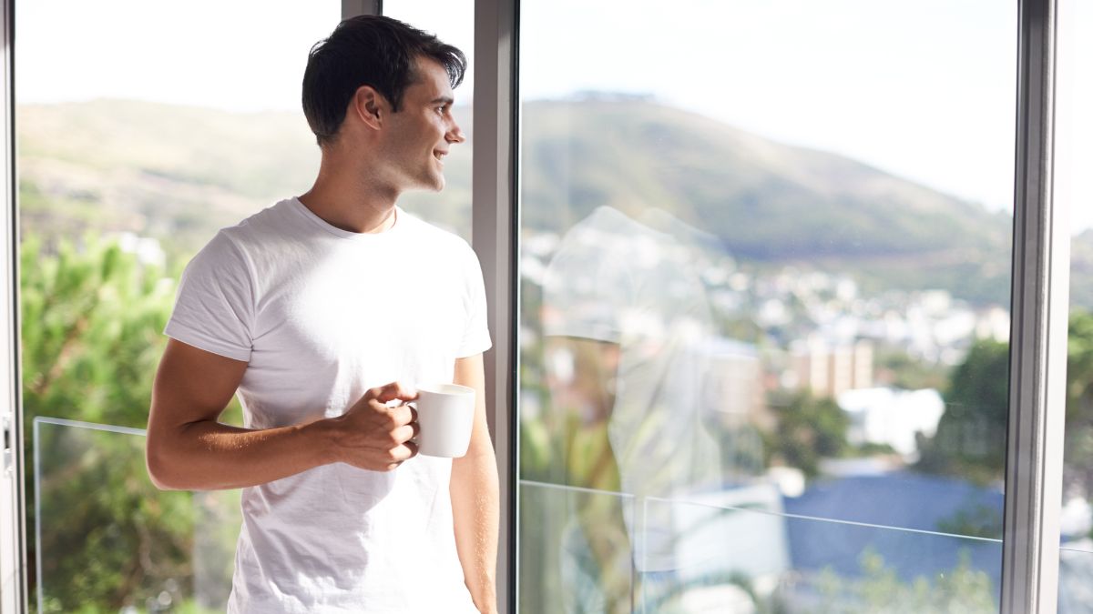 homme souriant avec une tasse de cafe
