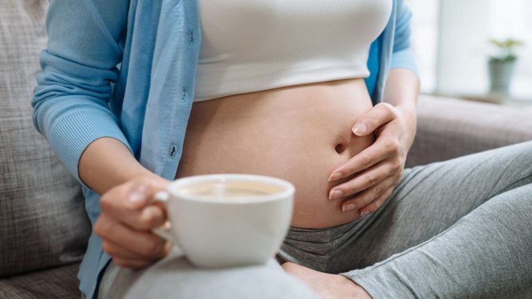 femme enceinte avec tasse de cafe