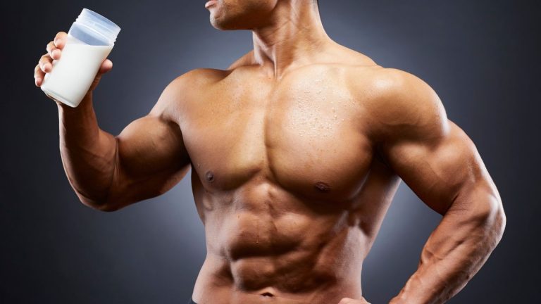 torse homme muscle buvant du lait