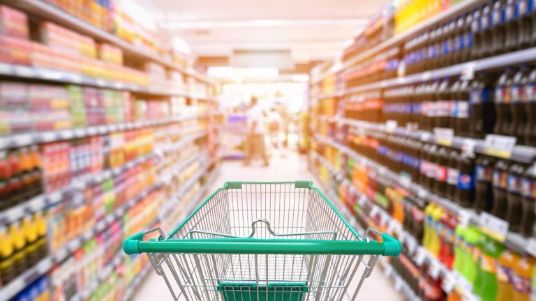 caddie dans rayon supermarche