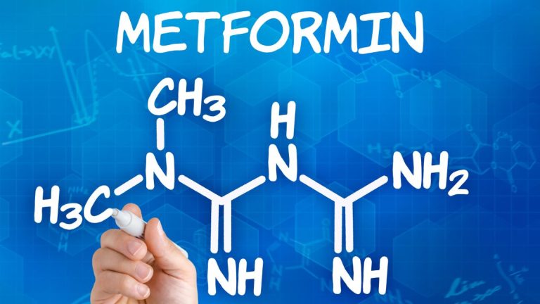 Metformin ecrit sur tableau avec sa formule chimique