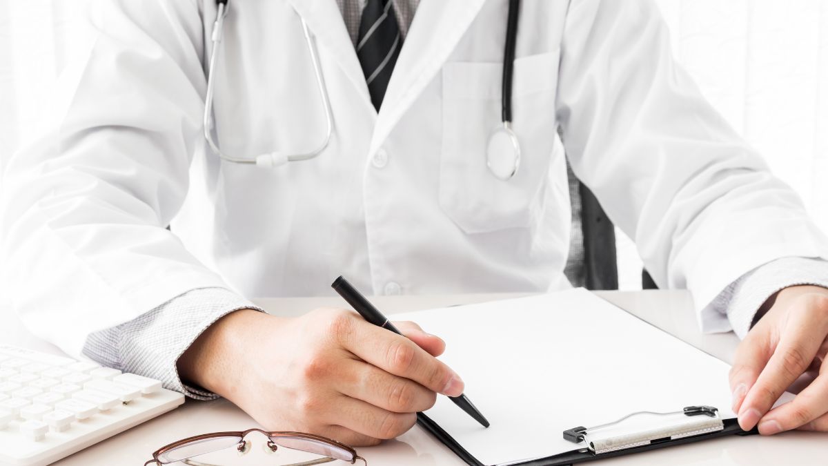 medecin en blouse blanche en consultation