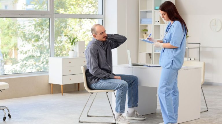 un patient avec douleur et une soignante