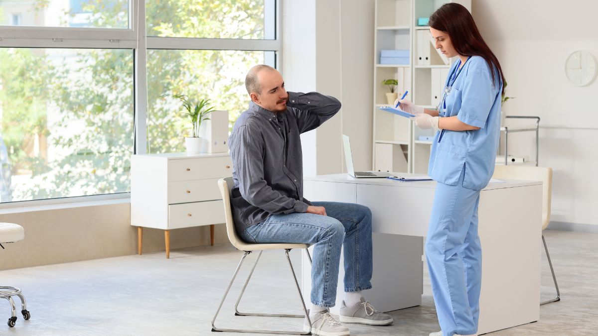 un patient avec douleur et une soignante