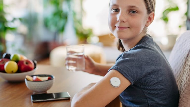 enfant avec patch glycemie sur haut du bras