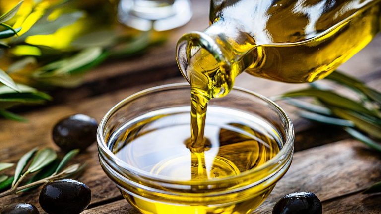 flacon huile olive verse dans bol