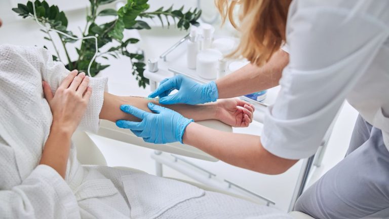 soignant fait une injection medicale au bras du patient