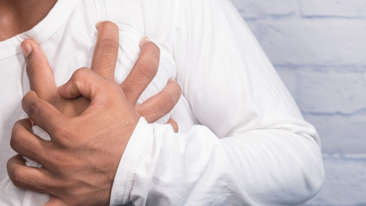mains sur coeur douloureux