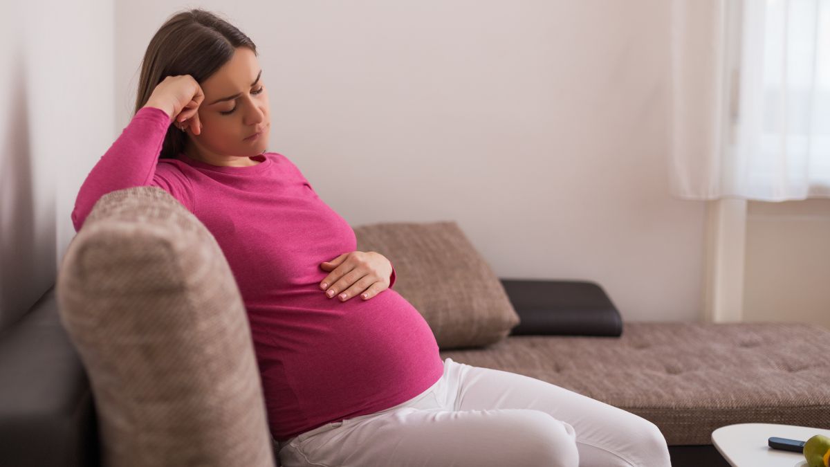 femme enceinte assise et contrariee