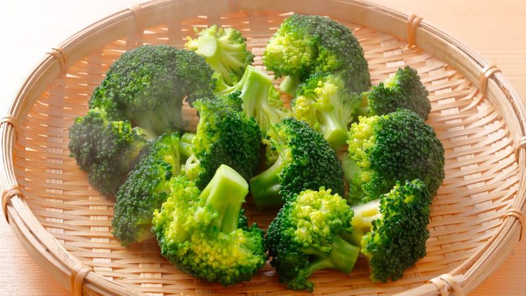 brocolis crus dans assiette