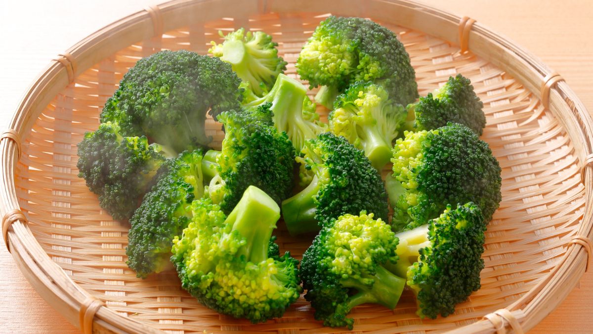 brocolis crus dans assiette