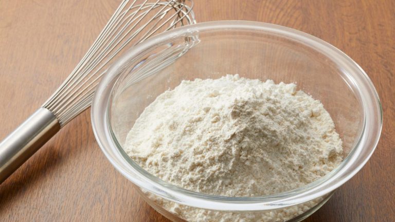 bol de farine avec fouet de patisserie