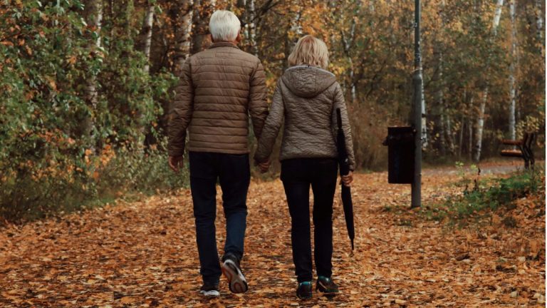 couple qui marche dans la foret