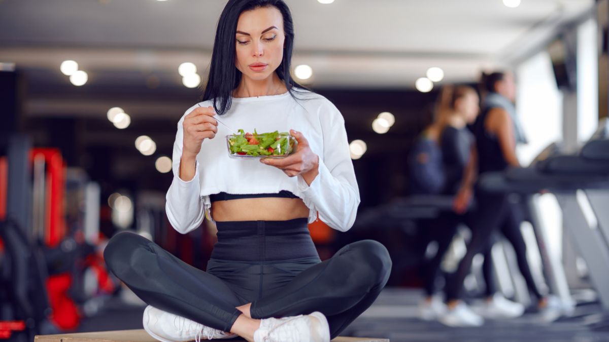 femme mange salade a salle de sport