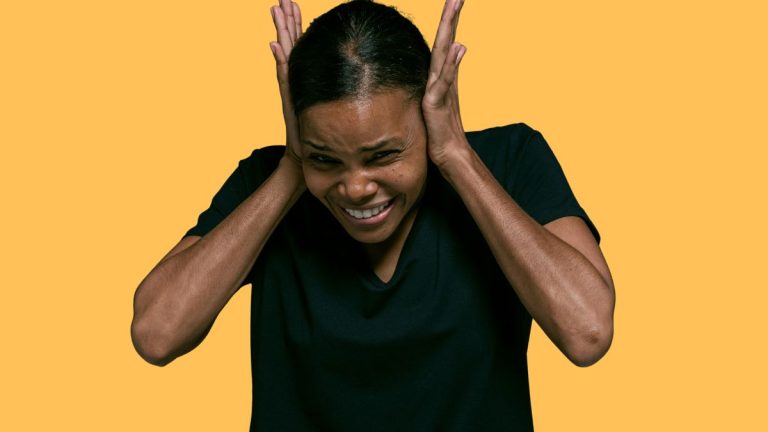 femme se bouchant les oreilles pour ne pas entendre