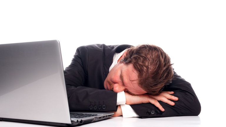 homme endormi au travail