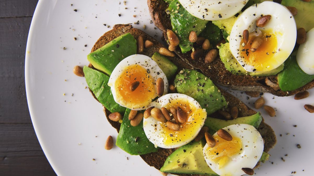 des oeufs prepares dans une assiette de nourriture