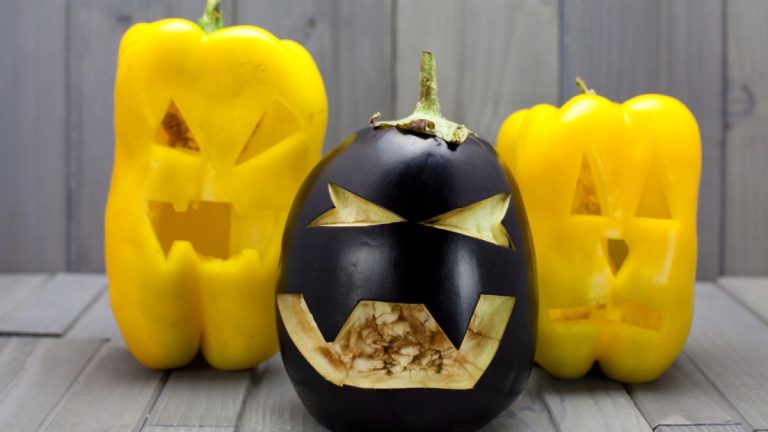 personnages halloween en aubergine et poivrons