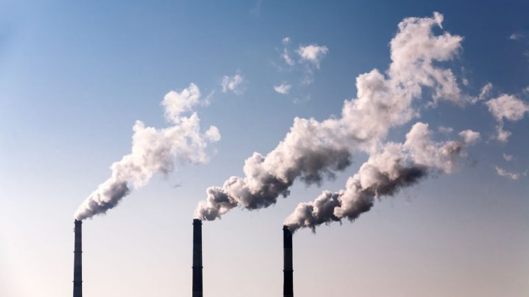 des cheminees usines qui polluent