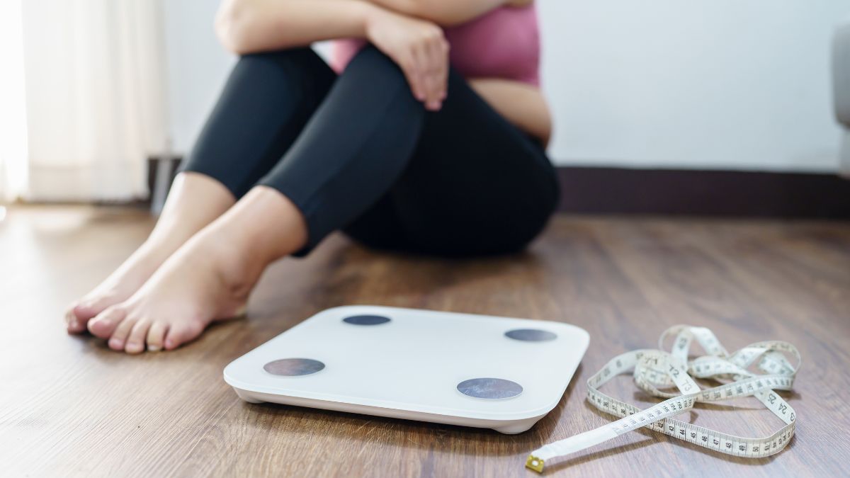 femme assise avec balance de poids et metre a mesurer